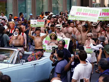 Sejumlah wanita bertelanjang dada saat menggelar GoTopless Parade di New York (28/8). Aksi ini menyerukan kesetaraan gender baik perempuan dan pria dalam telanjang dada. (AFP PHOTO / KENA Betancur)