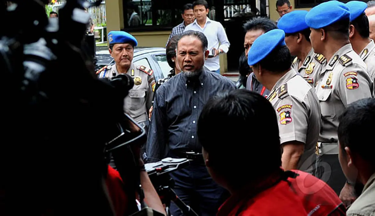 Wakil Ketua KPK, Bambang Widjojanto saat tiba di Gedung Bareskrim untuk menjalani pemeriksaan kedua, Jakarta, Selasa (3/2/2015). (Liputan6.com/Johan Tallo)