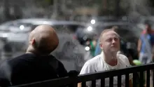 Warga mendinginkan diri dengan kabut air di sepanjang Las Vegas Strip, Amerika Serikat, Selasa (24/7). Badan Cuaca Nasional telah mengeluarkan peringatan panas ekstrem untuk lembah Las Vegas. (AP Photo/John Locher)