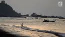 Nelayan mencari ikan di kawasan Pantai Palangpang, Kecamatan Ciemas, Sukabumi, Selasa (26/6). Di pantai ini wisatawan juga bisa menyaksikan pemandangan bukit dengan bebatuan purbanya yang megah serta pesona curug dari kejauhan. (Merdeka.com/Arie Basuki)