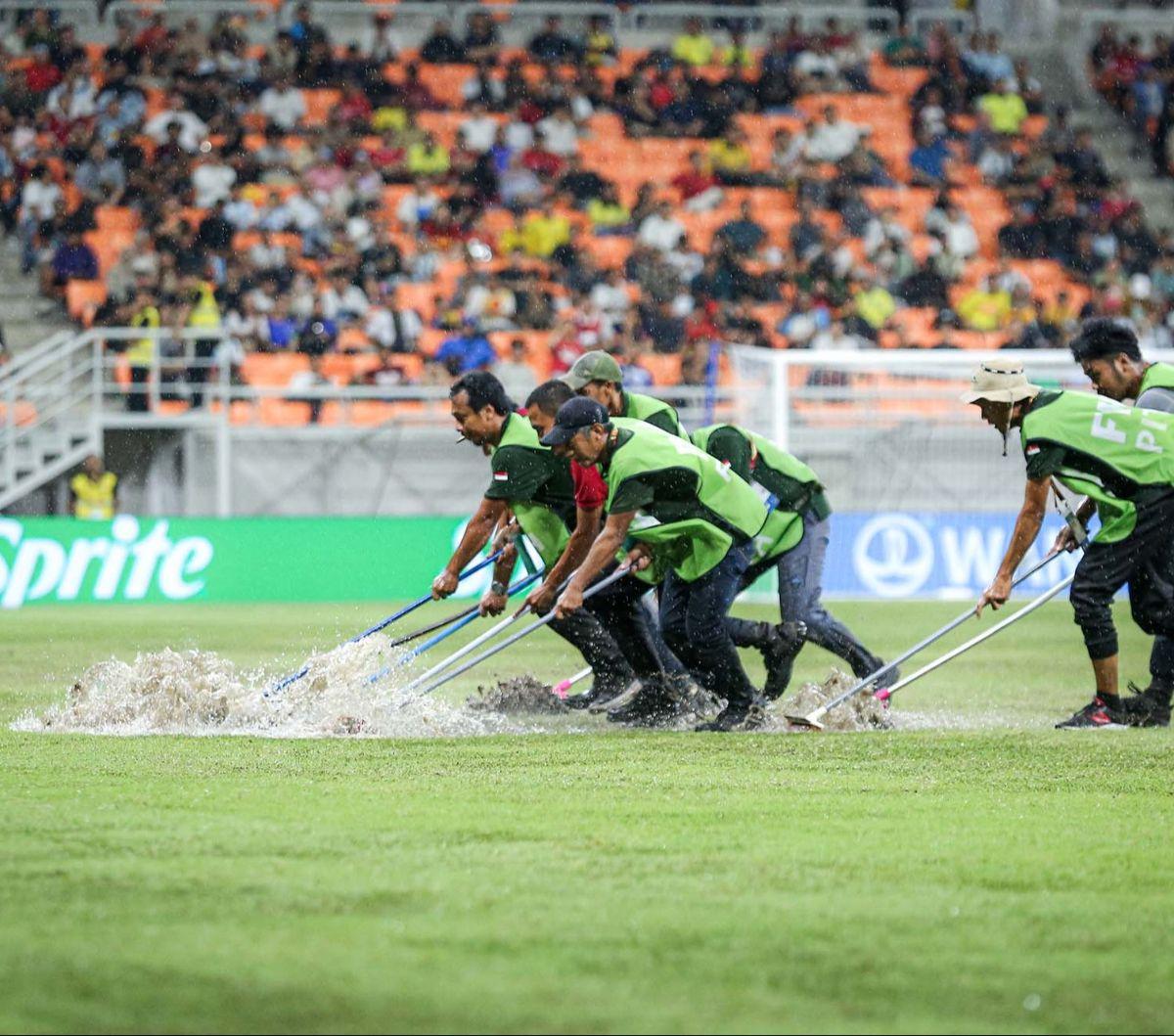 Lapangan Jakarta International Stadium (JIS) tergenang air pada Jumat (23/11/2023) malam. Kondisi itu terjadi setelah hujan lebat yang mengguyur Jakarta dan sekitarnya.