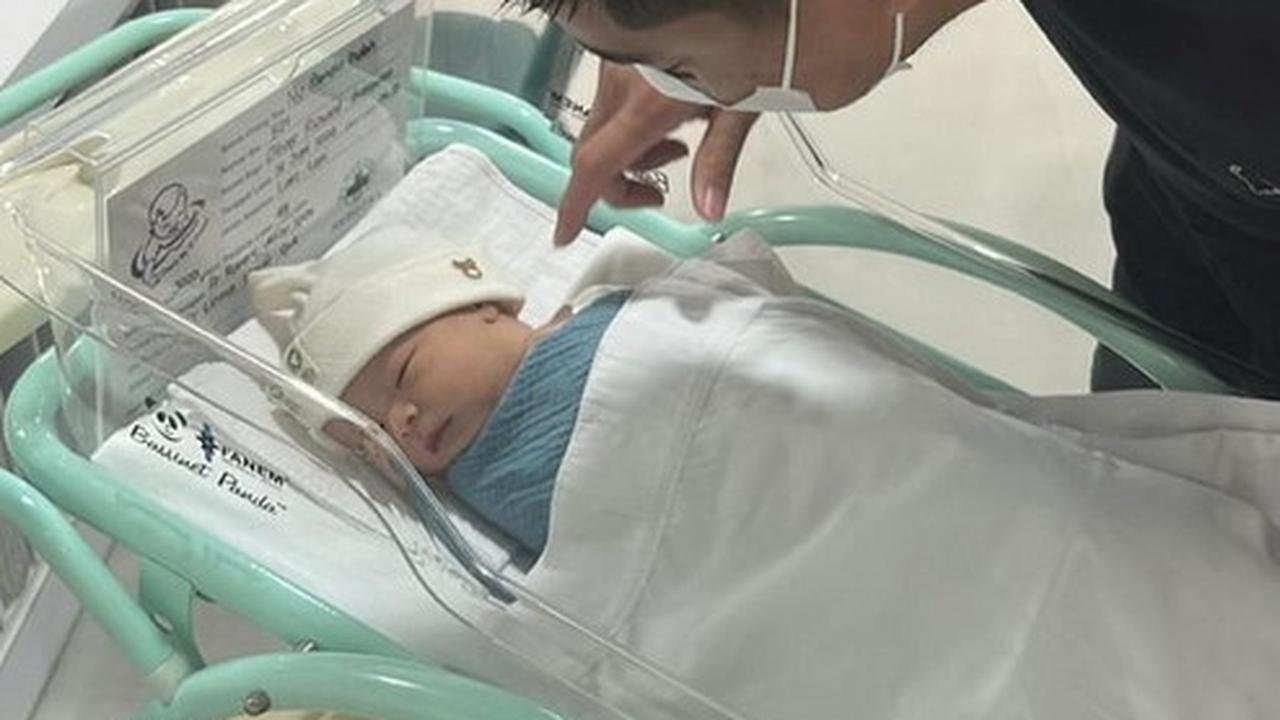 Dengan penuh kebahagiaan, Armand menyambut kedatangan sang anak. Ia terus memandangi bayi yang sedang tidur dengan tenang.<br>