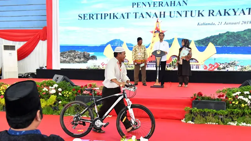 Jokowi Serahkan 3.500 Sertifikat untuk Warga Lampung