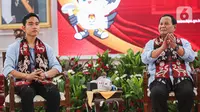 Bakal calon presiden Prabowo Subianto (kanan) dan bakal calon wakil presiden Gibran Rakabuming Raka (kiri) saat menyerahkan syarat pencalonan menjadi presiden dan wakil presiden di Kantor Komisi Pemilihan Umum (KPU), Jakarta, Rabu (25/10/2023). (Liputan6.com/Faizal Fanani)