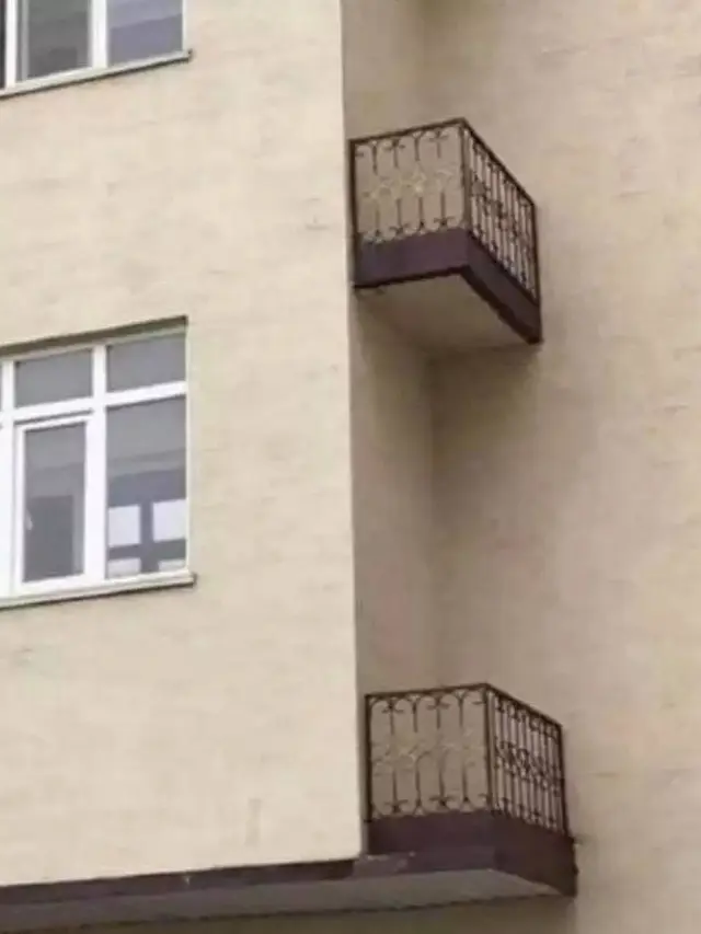 10 Potret Absurd Balkon Salah Desain Ini Jadi Tak Beguna