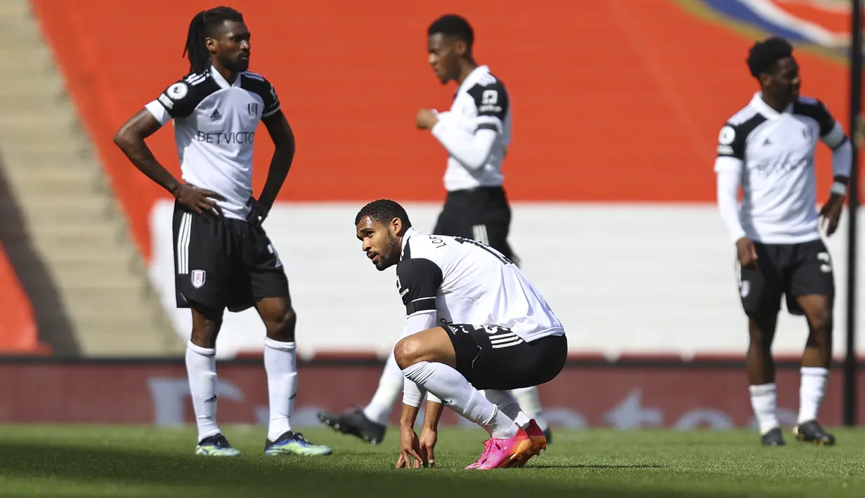 Ekspresi kecewa para pemain Fulham usai kebobolan di masa injury time saat menghadapi Arsenal dalam laga lanjutan Liga Inggris 2020/2021 pekan ke-32 di Emirates Stadium, Minggu (18/4/2021). Fulham bermain imbang 1-1 dengan Arsenal. (AP/Julian Finney/Pool)