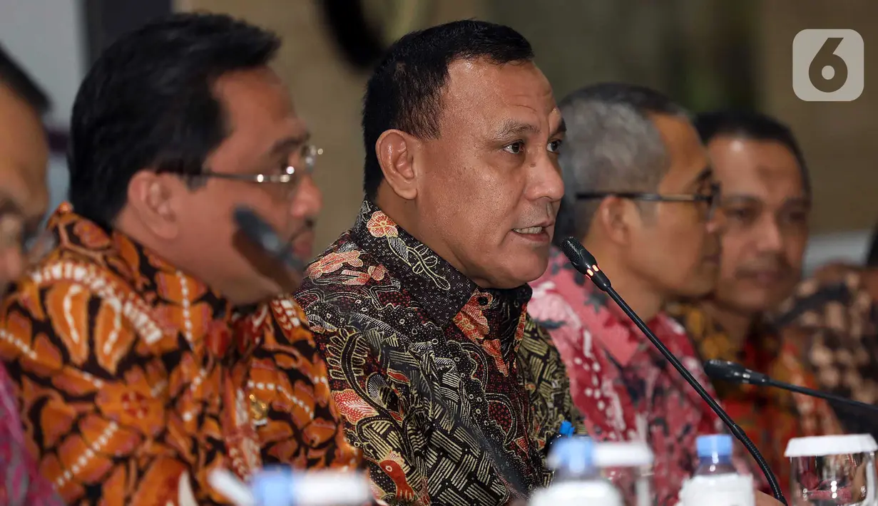 Ketua KPK Firli Bahuri memberi keterangan usai menggelar pertemuan di Gedung BPK, Jakarta, Selasa (7/1/2020). BPK dan KPK menyepakati kerja sama tindak lanjut hasil pemeriksaan yang berindikasi kerugian negara dan unsur pidana. (Liputan6.com/Johan Tallo)