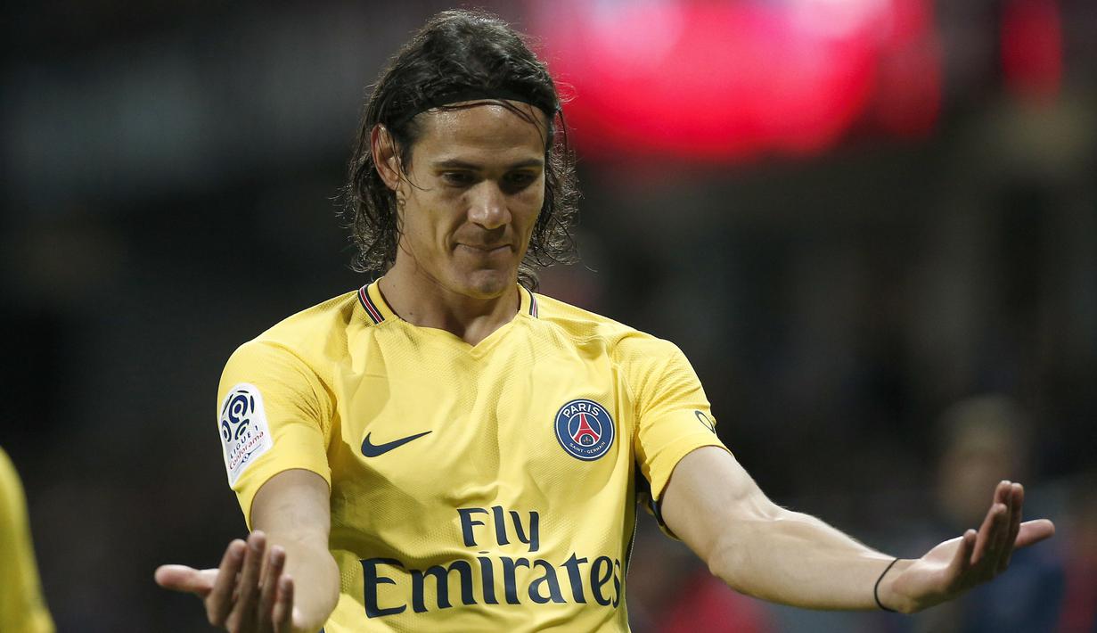Pemain PSG, Roberto Edison Cavani merayakan gol saat melawan  Guingamp pada laga Ligue 1 Prancis di the Roudourou stadium, Guingamp, (13/8/2017). PSG menang 3-0. (AP/Kamil Zihnioglu)