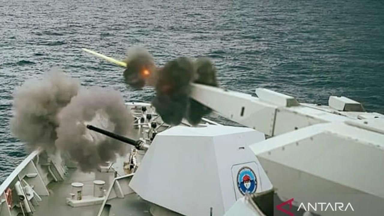 Siap Hadapi Serangan Udara & Bawah Air, KRI REM-331 TNI AL Gelar Simulasi Perang di Laut Banda