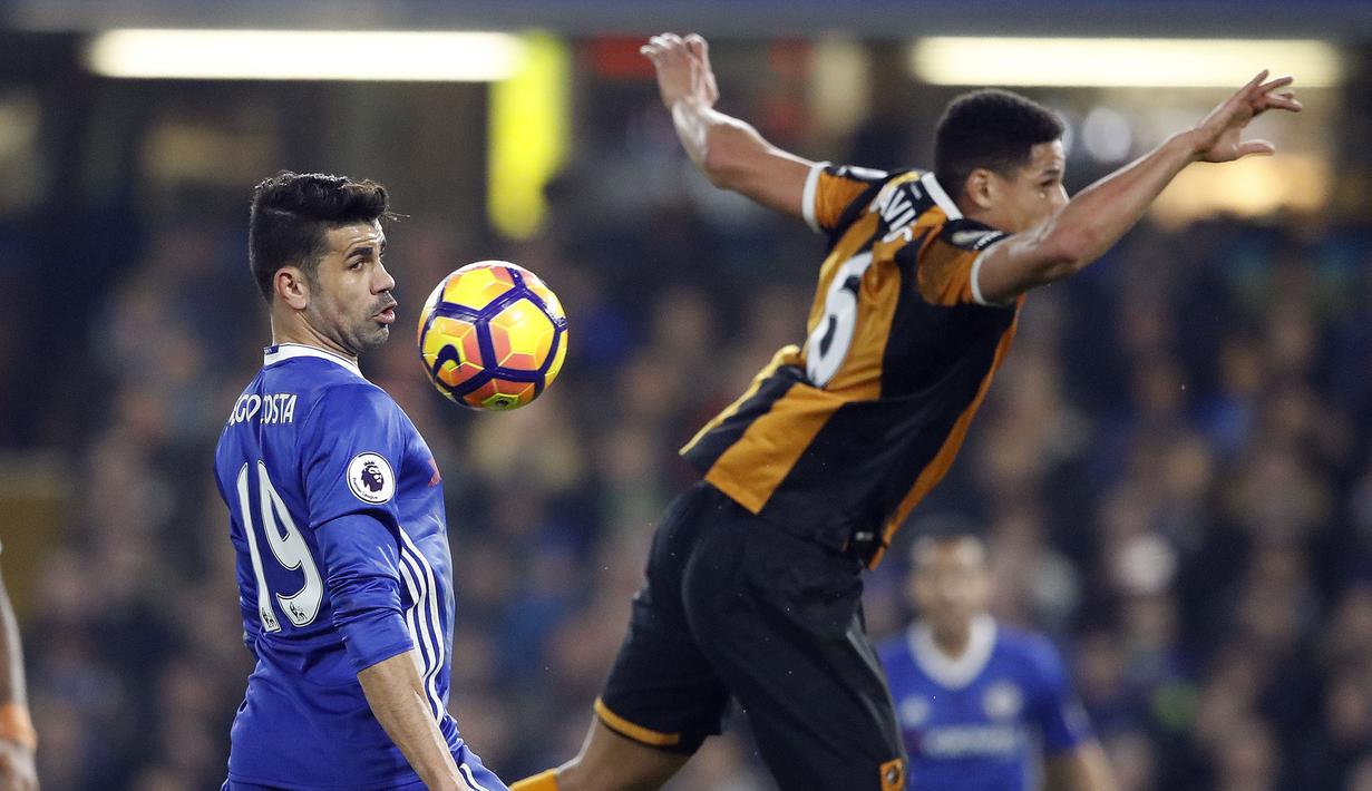 Aksi pemain Chelsea, Diego Costa (kiri) saat berebut bola dengan pemain Hull City, Curtis Davies pada lanjutan Premier League di Stamford Bridge stadium, London, (22/1/2017). Chelsea menang 2-0.  (AP/Frank Augstein)