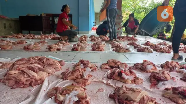 Kesibukan Para Lelaki Semeton Hindu Pada Penampahan Hari Raya Galungan