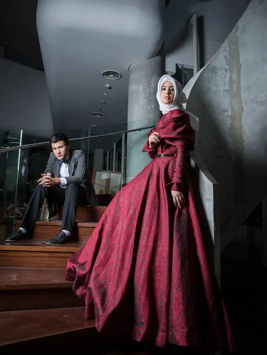 Risty Tagor; Hijab,dress dan sarung tangan by by Normamoi IG @normahauri, kalung by number9 IG @nubernineonline. Stuart Collin:  blazer by Yudhistira IG @yudhistira_tyra. Make up by Devrio, Fashion Stylist Iwan Latiff. (M. Akrom Sukarya/Bintang.com)