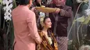 Tasyakuran 7 bulan kehamilan Mahalini Raharja berbalut adat Sunda. Mulai dari prosesi siraman hingga sungkeman [@mahaliniraharja]