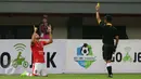 Wasit memberikan kartu kuning ke pemain Pemain Persija Jakarta saat melawan Barito Putera dalam pertadingan Liga 1 di Stadion Patriot, Bekasi (22/4). (Liputan6.com/Gempur M. Surya)