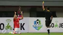 Wasit memberikan kartu kuning ke pemain Pemain Persija Jakarta saat melawan Barito Putera dalam pertadingan Liga 1 di Stadion Patriot, Bekasi (22/4). (Liputan6.com/Gempur M. Surya)