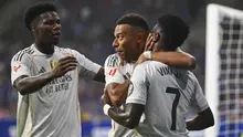 Kylian Mbappe dari Real Madrid (tengah) mendapat ucapan selamat dari rekan-rekannya, Vinicius Junior (kanan) dan Aurelien Tchouameni, setelah mencetak gol dalam laga La Liga antara Real Oviedo dan Real Madrid di Stadion Carlos Tartiere, Oviedo, Spanyol, Minggu, 24 Agustus 2025. (AP Photo/Miguel Oses)