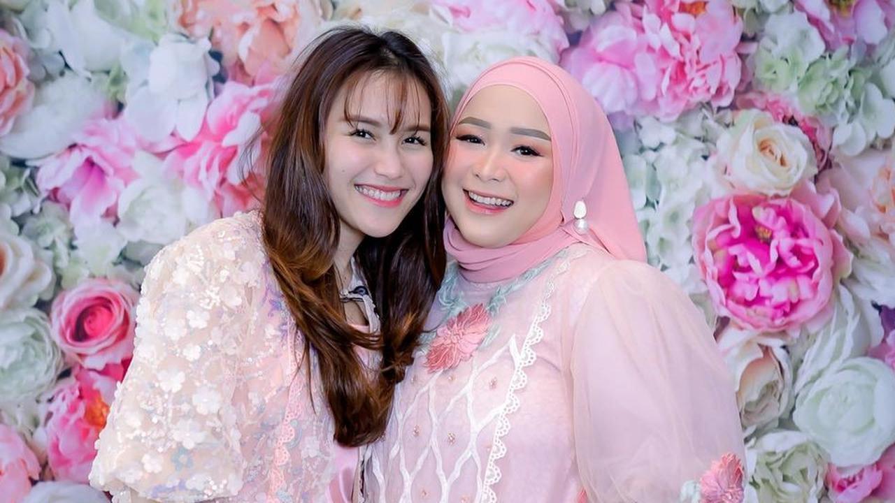 Hadir di Pemakaman Keponakan yang Meninggal Dunia, Intip Potret Kebersamaan Ayu Ting Ting dan Sang Adik Syifa