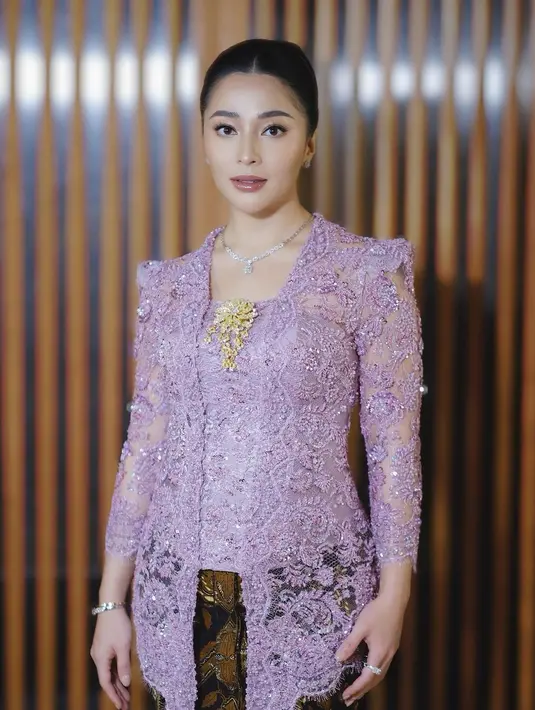 Memadukan shimmer gold di bagian mata dan lipstik soft pink yang senada dengan kebaya Nikita Willy. [@melinathemua].