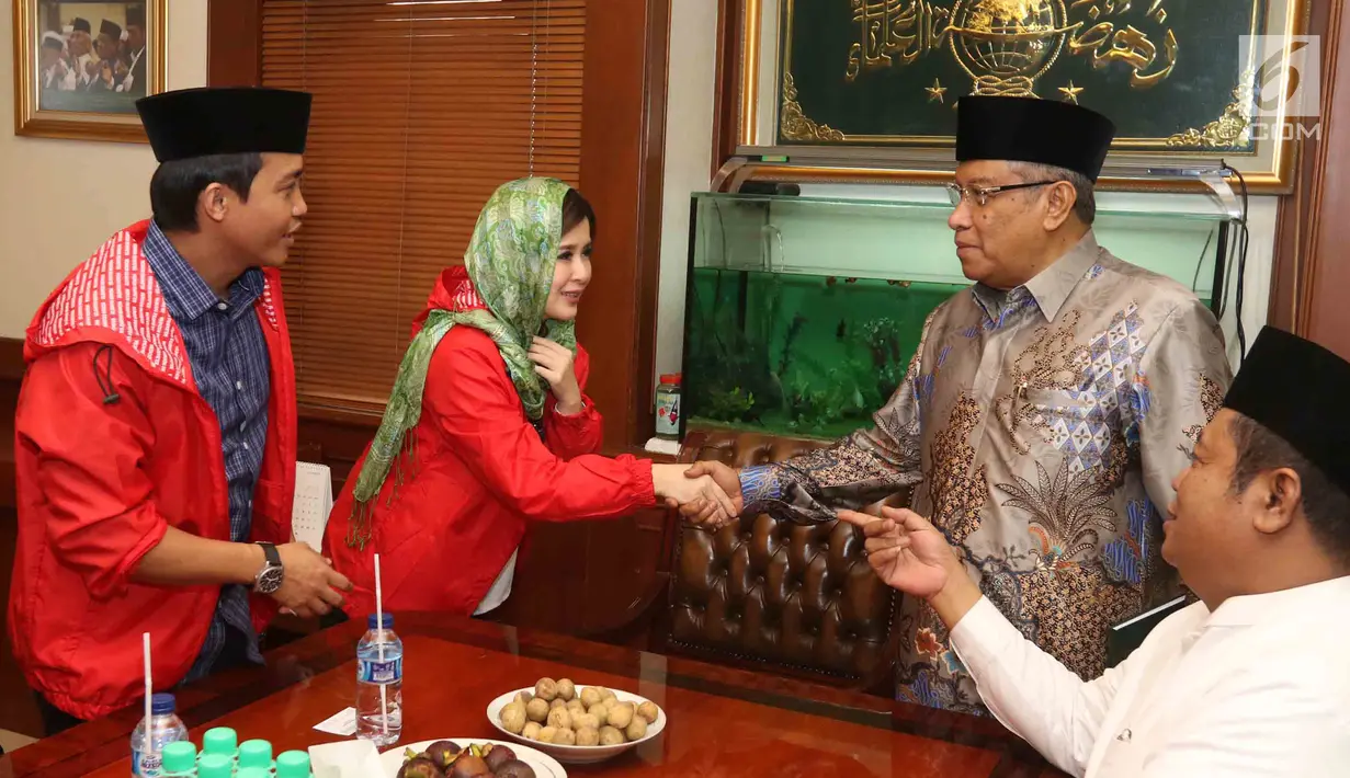 Ketua Umum PSI Grace Natalie (tengah) bersalaman dengan Ketua Umum PBNU, KH Said Aqil Siradj (kanan) saat berkunjung ke Kantor PBNU, Jakarta, Senin (26/3). Pertemuan tersebut merupakan bentuk silaturahmi PSI ke tokoh PBNU. (Liputan6.com/Angga Yuniar)