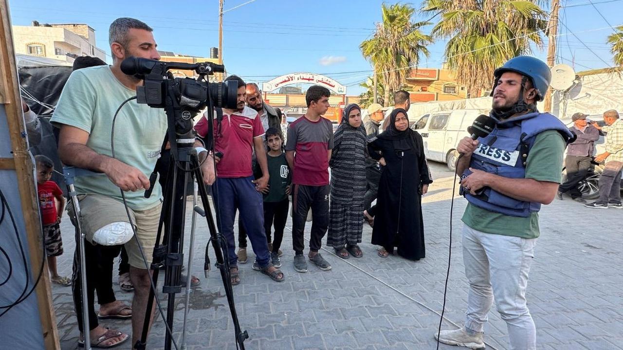 Jurnalis Palestina Sami Shehada (kiri), yang satu kakinya diamputasi, melakukan peliputan di tengah konflik Israel dan kelompok Hamas di Deir Al -Balah, Jalur Gaza, pada 13 Mei 2024. Sambil memegang kamera di satu tangan dan kruk di tangan lainnya, Sami S