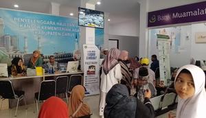 Para calon jemaah haji asal Garut, Jawa Barat, nampak tengah melakukan pelunasan di sejumlah kantor bank cabang pembantu tempat pembayaran biaya haji di Kantor Kemenag Garut. (Liputan6.com/Jayadi Supriadin)