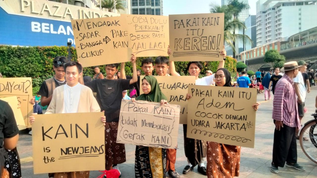 Parade Berkain yang Dilaksanakan di Car Free Day Jakarta oleh Lingkar Temu Kabupaten Lestari (LTKL)