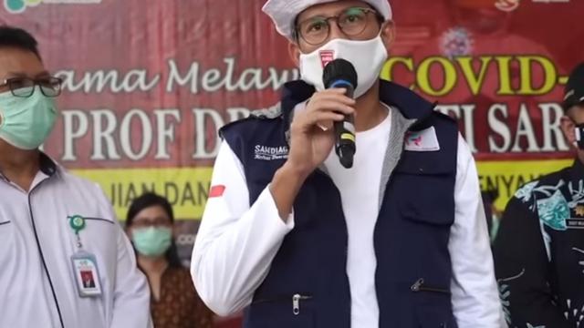 Sandiaga Uno membagikan 4.600 APD ke RS Sulianto Saroso. (Istimewa)
