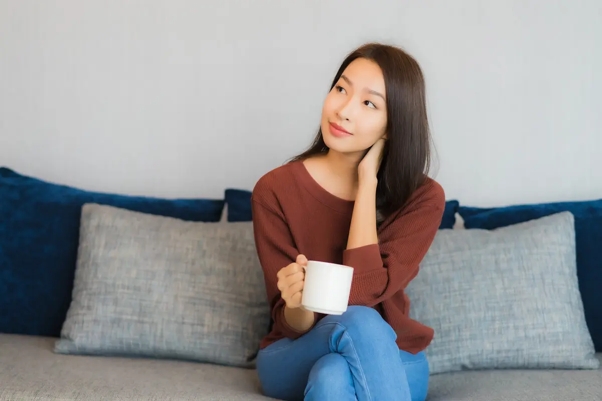 wanita juli di sofa