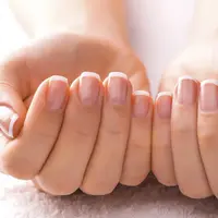 Tapi perlu lagi pergi ke salon untuk perawatan. Kuku yang rapuh kini bisa kamu atasi hanya dengan empat cara mudah ini. 