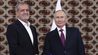 Presiden Iran Presiden Masoud Pezeshkian dan&nbsp;Presiden Rusia Vladimir Putin saat bertemu di&nbsp;Ashgabat, ibu kota Turkmenistan, pada Jumat (11/10/2024). (Dok. Alexander Shcherback, Sputnik, Kremlin pool photo via AP)