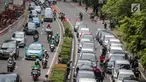 Sejumlah mobil pengemudi online menutup jalur lambat saat mereka menggelar demo di kantor pusat Grab kawasan Kuningan, Jakarta, Senin (29/10). Akibat aksi tersebut, kemacaten parah terjadi dari arah Mampang menuju Menteng. (Liputan6.com/Faizal Fanani)