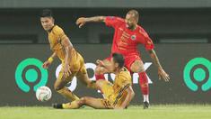 Pemain Persija Jakarta, Gustavo Almeida, terjatuh saat diadang pemain Bhayangkara FC, Sani Rizki dan Putu Gede pada laga BRI Liga 1 di Stadion Patriot Candrabhaga, Bekasi, Senin (27/11/2023). (Bola.com/M Iqbal Ichsan)