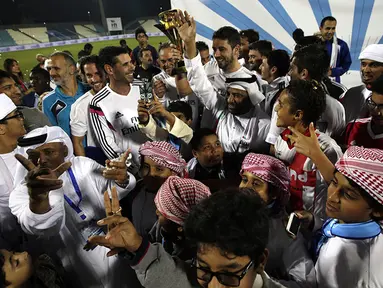 Fernando Hierro mengangkat piala usai laga persahabatan antara legenda Real Madrid melawan klub asal UEA, BaniYas FC di Abu Dhabi, UEA, Jumat (4/12/2015). Pertandingan itu dalam rangka peringatan national day negara UEA ke-44. (EPA/Ali Haider)