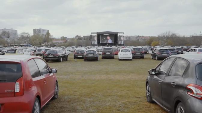 Musisi Mads Langer menggelar Drive-In Concert di Aarhus Sabtu (25/4). Konser itu memiliki konsep menonton dari mobil agar tetap dapat menerapkan physical distancing di masa pandemi. (Foto: Youtube Mads Langer)
