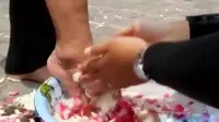 VIDEO: Hari Guru Nasional, Siswa di Magelang Basuh Kaki Guru