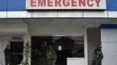 Sejumlah polisi pasukan khusus berjaga di pintu masuk gawat darurat menyusul kerusuhan yang terjadi di sebuah penjara di Filipina, Rabu (28/9). Selain menewaskan satu anggota geng narkoba, kerusuhan itu juga melukai tiga napi lainnya. (TED Aljibe/AFP)