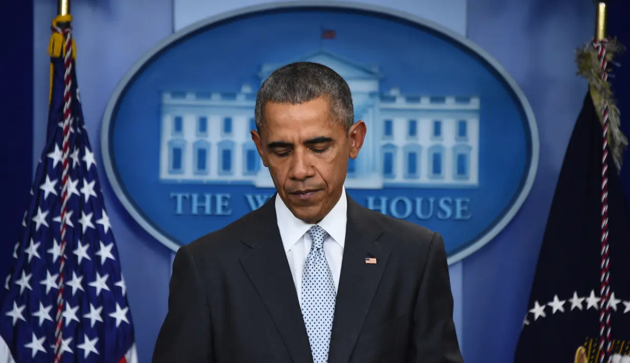 Presiden AS Barack Obama memberikan pernyataan terkait serangan bom di Perancis, Jumat (13/11/2015). Obama mengecam aksi teroris yang membunuh ratusan warga Perancis. (AFP Photo/Jim Watson)