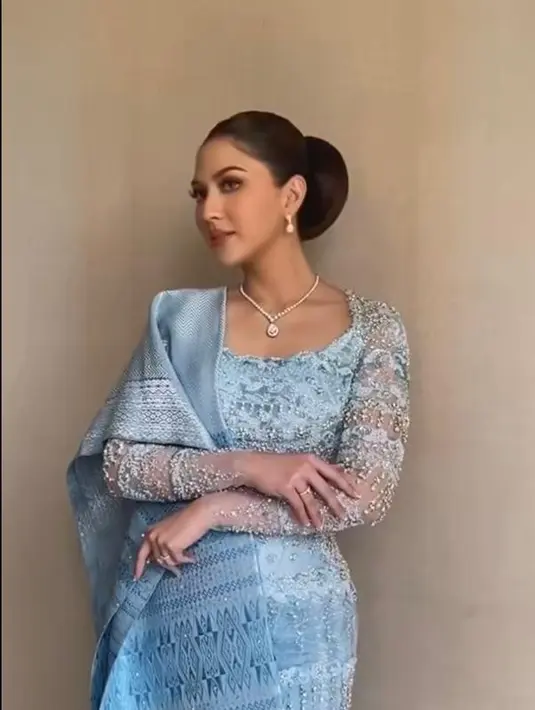 Kebaya Myrna Myura memiliki detail yang khas, yakni berupa detail payet mutiara, bordir, motif yang stand out. [Foto: IG/myrnamyura/yukikt].