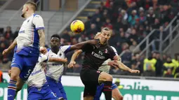 Striker AC Milan, Zlatan Ibrahimovic berusaha mengejar bola dari kawalan para pemain Sampdoria pada pertandingan lanjutan Liga Serie A Italia di stadion San Siro (6/1/2020). Ibrahimovic kabarnya mendapat bayaran 3,5 juta euro (Rp 54 miliar) per musim dari I Rossoneri. (AP Photo/Antonio Calanni)