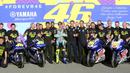 Pembalap MotoGP Valentino Rossi (tengah) berpose dengan tim Yamaha dan beberapa motor balap masa lalunya setelah balapan MotoGP Valencia 2021 di Sirkuit Ricardo Tormo, Cheste, Spanyol, 14 November 2021. Secara statistik, 2021 merupakan kampanye terburuk Valentino Rossi. (AP Photo/Alberto Saiz)