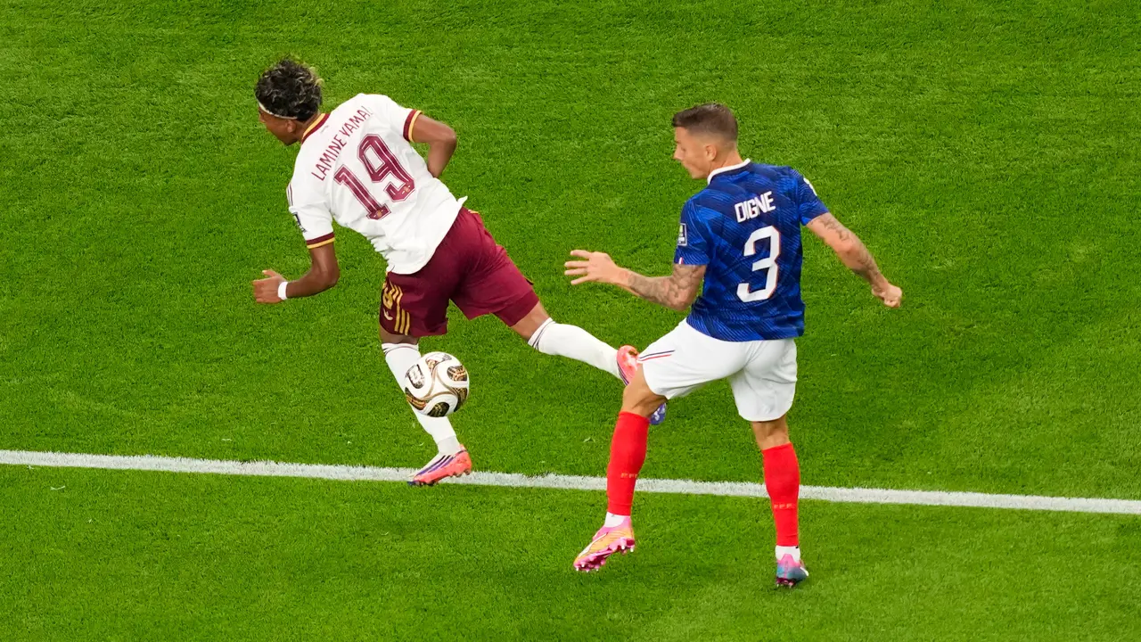 Pemain Prancis Lucas Digne (3) melanggar pemain Spanyol Lamine Yamal (19)