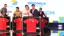 Direktur Utama SCM, Sutanto Hartono (kanan) bersama Ketua Umum PSSI, Erick Thohir, bersamalaman dengan simbolis menyerahkan bola dan jersey Timnas Indonesia tanda simbolis perpanjangan kerja sama antara SCM dengan PSSI dilakukan dalam PSSI Partner Summit 2024 di Hotel Park Hyatt, Jakarta Pusat, pada Senin (16/12/2024). (Bola.com/Abdul Aziz)