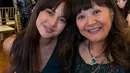Tak sendiri, Aurelie tampil kembar dengan calon mertua yang kenakan dress brukat hijau dan kalung emerald [@aurelie]
