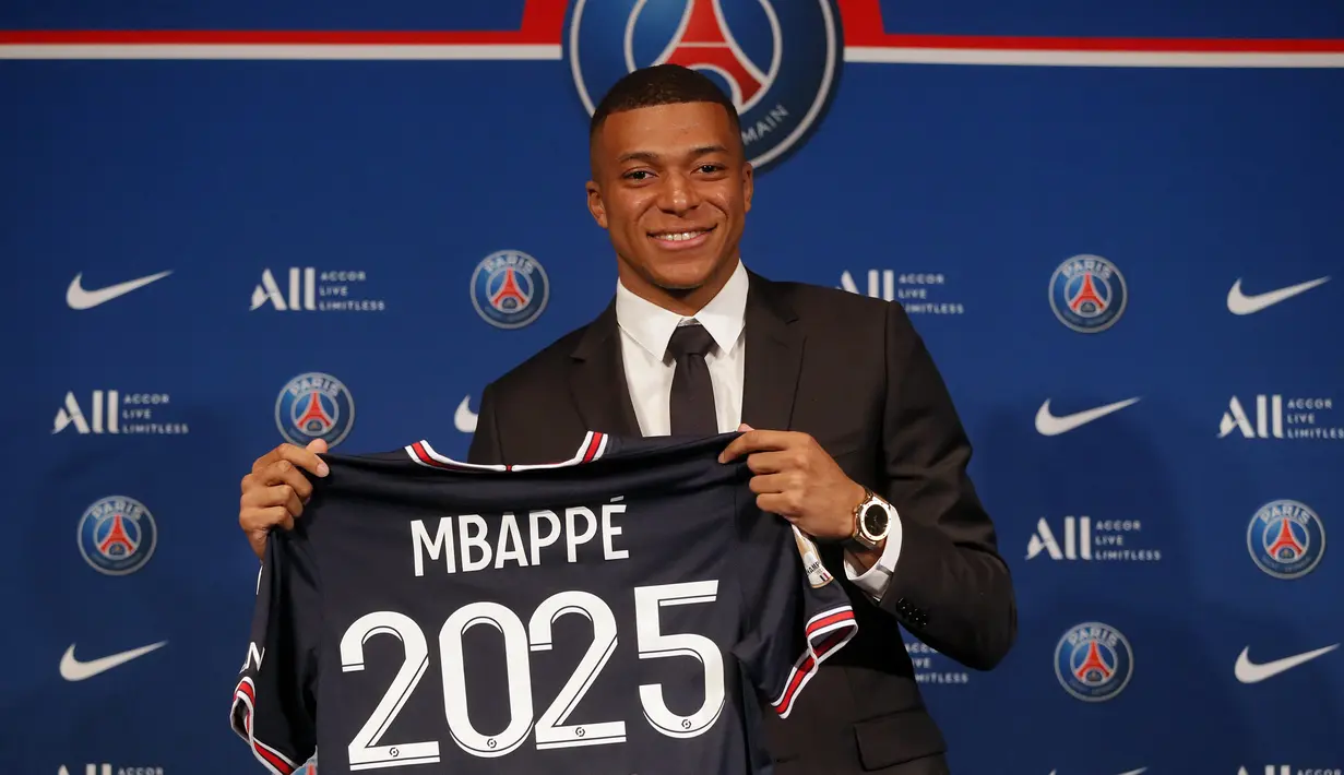 Striker Paris Saint-Germain (PSG) Kylian Mbappe menunjukkan jerseynya saat konferensi pers di Stadion Paris des Princes, Paris, Prancis, 23 Mei 2022. Keputusan Kylian Mbappe menolak Real Madrid dan berkomitmen untuk PSG selama tiga musim lagi menandai dimulainya proyek pembangunan klub juara Liga Prancis tersebut. (AP Photo/Michel Spingler)