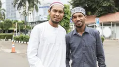 Pemain Semen Padang, Nur Iskandar dan Saepulloh Maulana, usai menjalankan ibadah Salat Jumat di Masjid Kartika Chandra, Jakarta, Jumat (22/1/2016). (Bola.com/Vitalis Yogi Trisna)