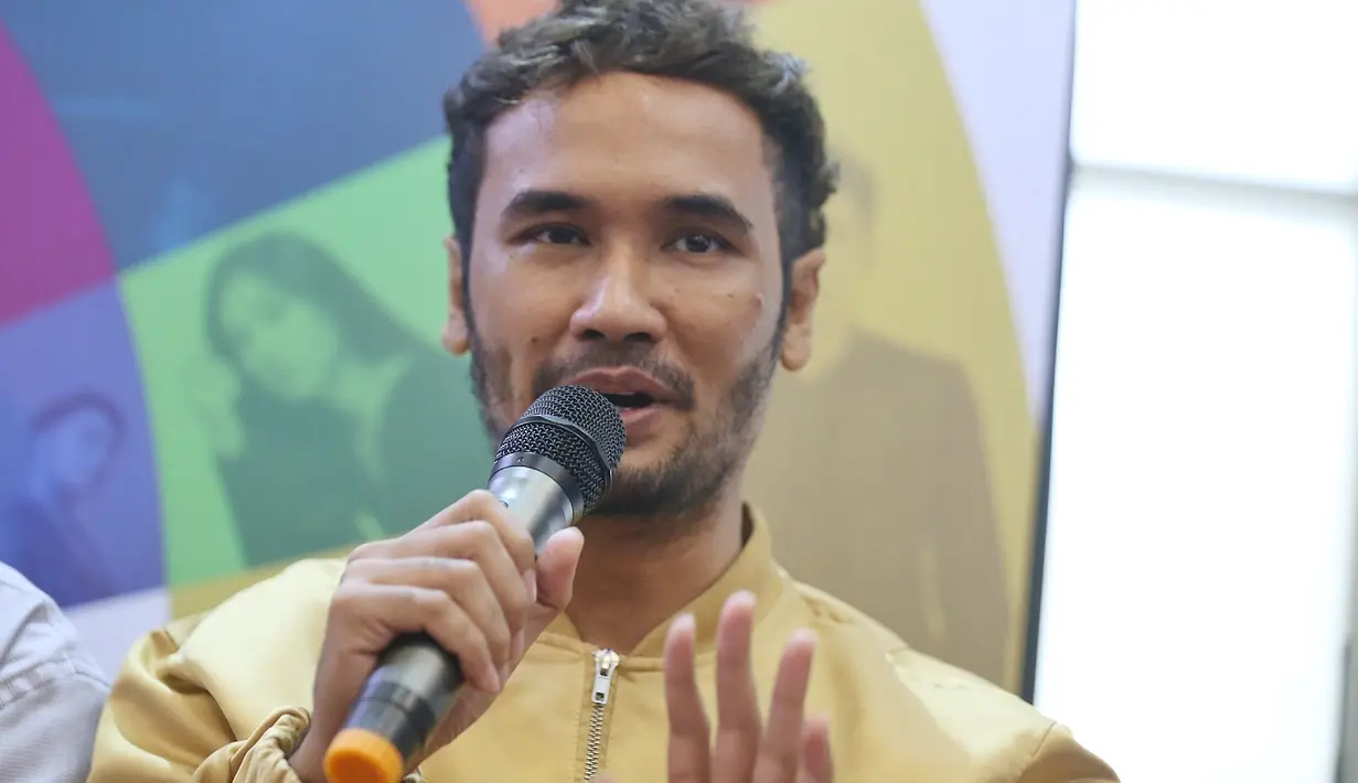 Seperti yang lainnya, JFlow pun sangat sedih ketika mendengar sakit yang diderita Shakira Aurum. Ia terus menanyakan soal perkembangan terkini dari kesehatan anak Denada tersebut. (Nurwahyunan/Bintang.com)