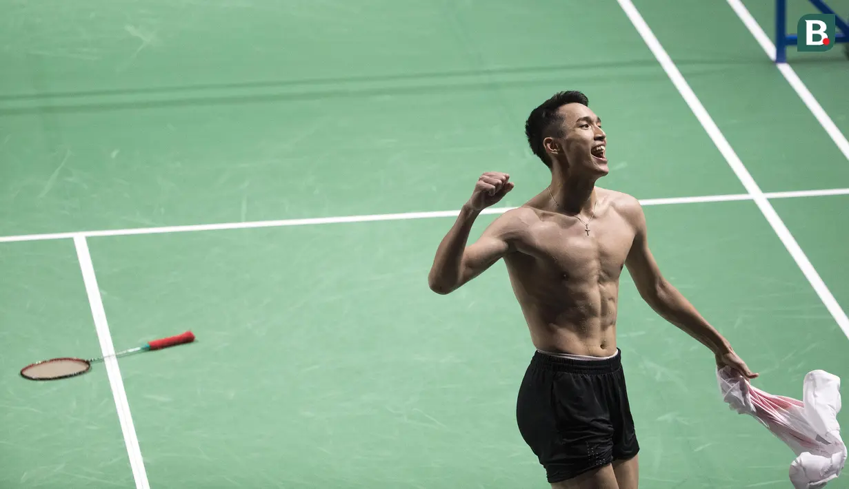 Pebulutangkis Indonesia, Jonatan Christie, melakukan selebrasi usai menaklukkan wakil China Taipei, Chou Tien Chen, pada final tunggal putra bulutangkis di Istora Senayan, Selasa (28/8/2018). Jonatan menang 21-18, 20-22, 21-15. (Bola.com/Peksi Cahyo)