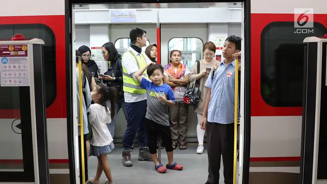 Anies Baswedan Uji Coba LRT Jakarta Bersama Warga di Rawamangun