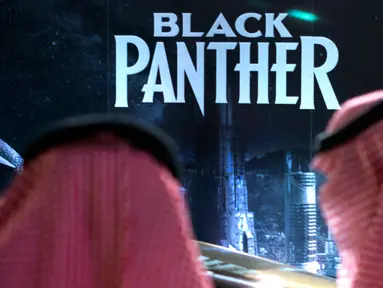 Pengunjung menunggu dekat banner film Black Panther selama acara gala undangan di King Abdullah Financial District Theatre, ibu kota Riyadh, Rabu (18/4). Setelah pelarangan selama 35 tahun, bioskop kembali beroperasi di Arab Saudi. (AP/Amr Nabil)