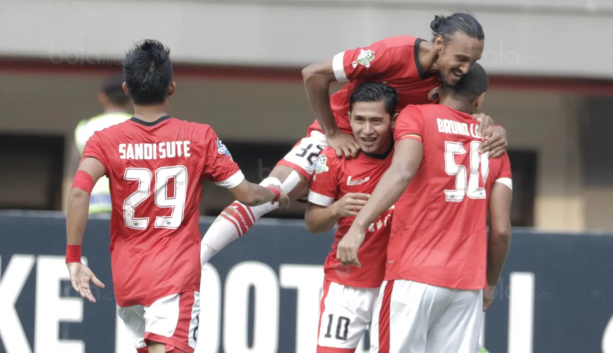Pemain Persija merayakan gol yang dicetak oleh Bruno Lopes ke gawang PSM pada laga Liga 1 di Stadion Patriot, Bekasi, Selasa  (15/8/2017). Persija bermain imbang 2-2 dengan PSM. (Bola.com/M Iqbal Ichsan)